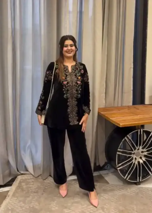 BV 426 Black Velvet Embroidery Winter